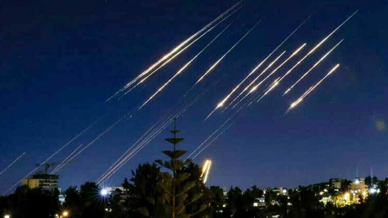 امریکا اور ایران پھر آمنے سامنے، دونوں ممالک کا فوجی اہداف کو نشانہ بنانے کا دعویٰ