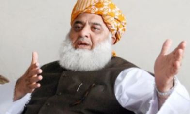 مولانا فضل الرحمان کا سیاسی مستقبل خطرے میں، دو عدالتوں کے ایکشن نے بڑی مصیبت میں ڈال دیا