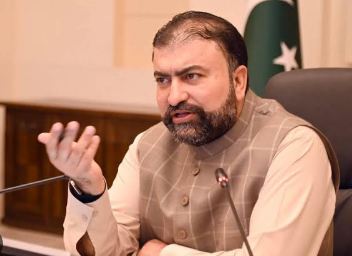 وزیراعلیٰ بلوچستان کے دورہ زیارت کے دوران جذباتی مناظر، شہریوں نے سیاہ پٹیاں باندھ کر کس بات کا مطالبہ کر دیا؟