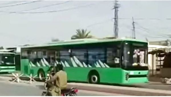 گرین بس سروس پھر نشانہ، نامعلوم افراد کا حملہ، شیشے ٹوٹ گئے