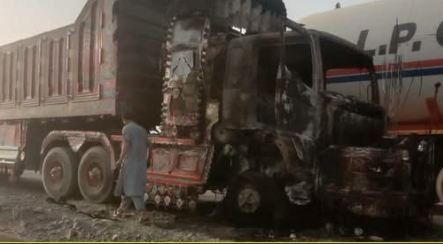 کیا یہ سوچی سمجھی سازش تھی؟ پہلے گاڑیاں جلائیں، پھر بچانے آنے والوں کو زبردستی اٹھا لیا گیا