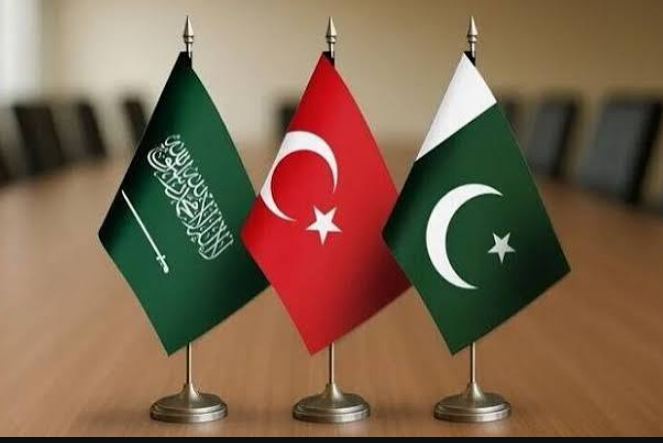 پاکستان، سعودی عرب اور ترکیہ کا دفاعی معاہدہ: کیا خطے میں ایک نئی صف بندی شروع ہو گئی ہے؟