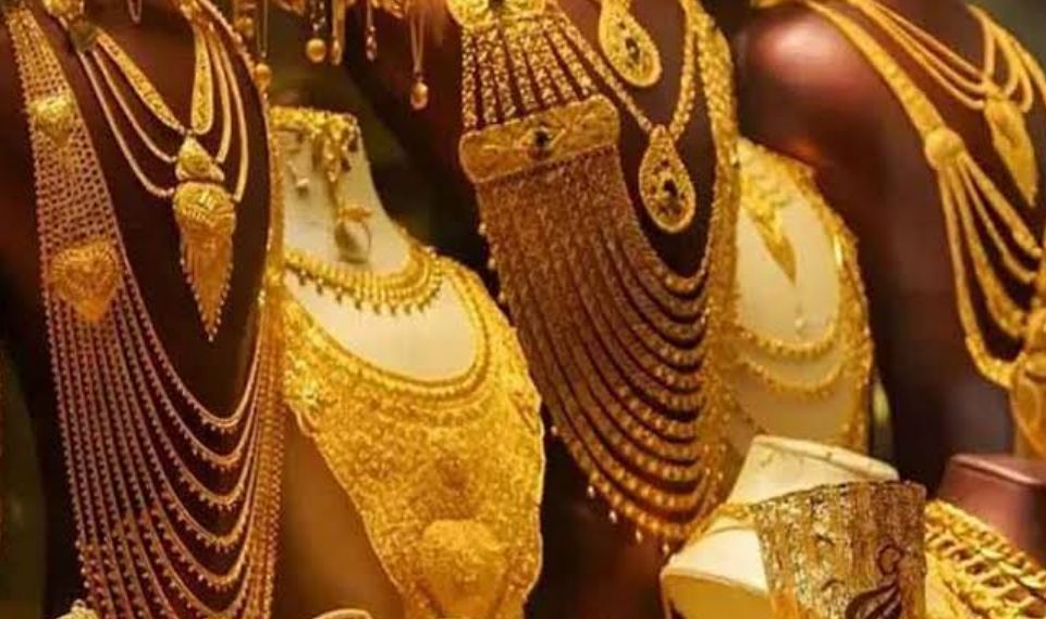 سونے کے بعد چاندی کی قیمتوں میں بھی بڑی کمی، جانیے نئی قیمتیں