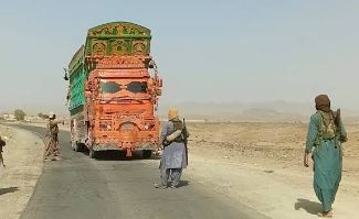 قلات میں مسلح افراد کی ناکہ بندی، دو گاڑیاں تحویل میں